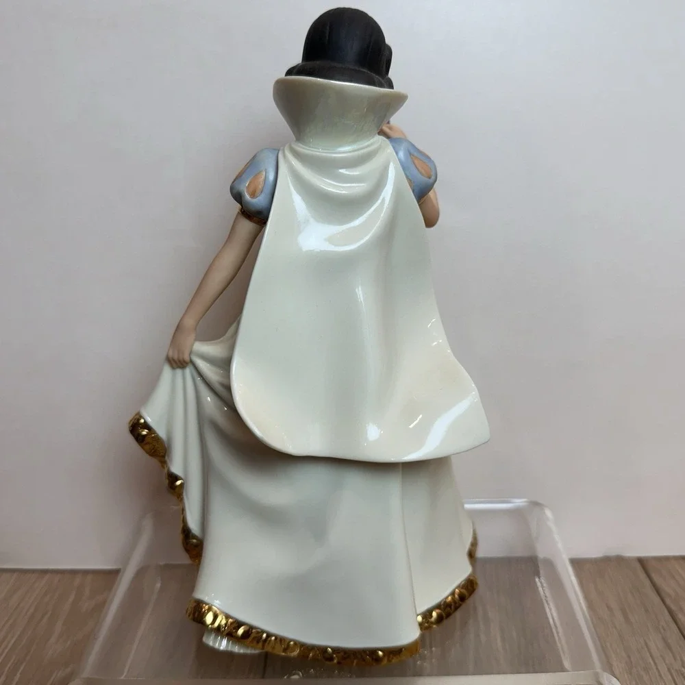 Disney Showcase Collection Snow White With Bluebird Figurine Lenox‎ W/Stand